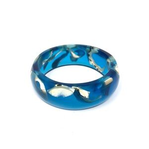 Lucite vintage bangle bracelet with embedded real seashells